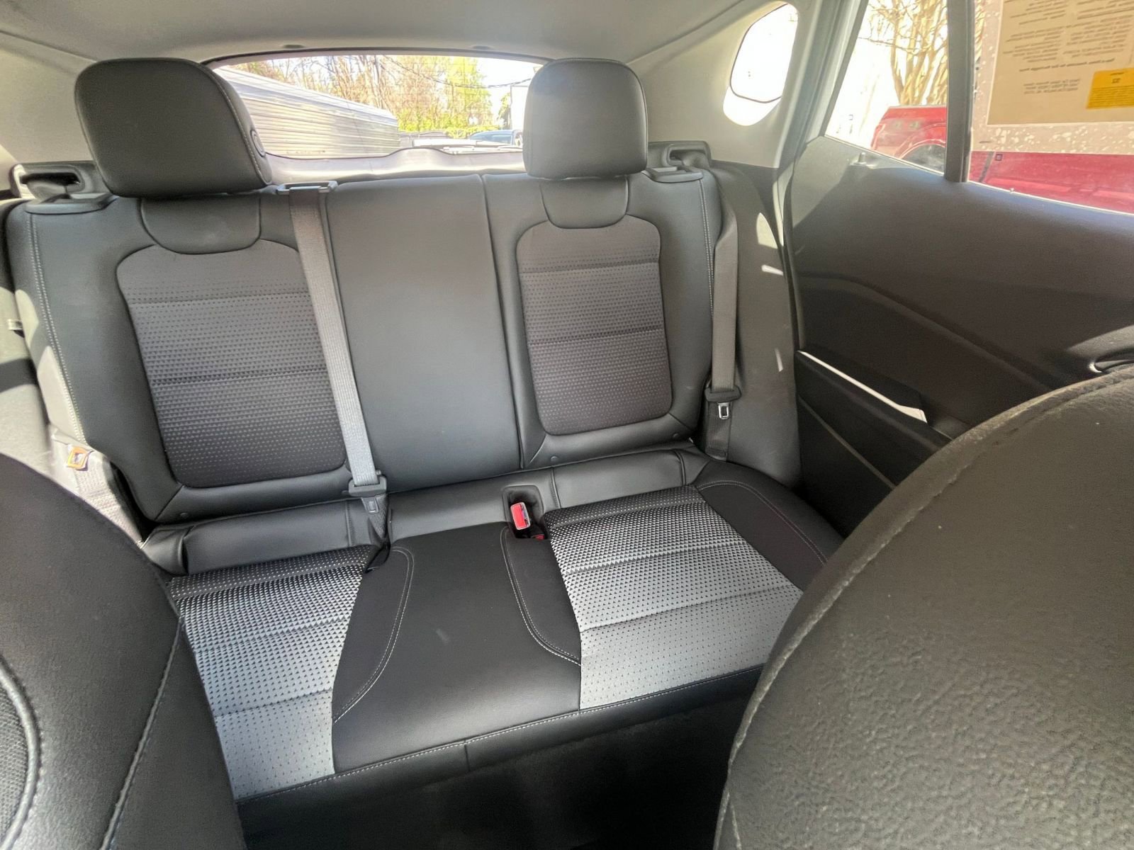 Used 2025 Chevrolet Trax LT w/ LT Convenience Package FWD image 32