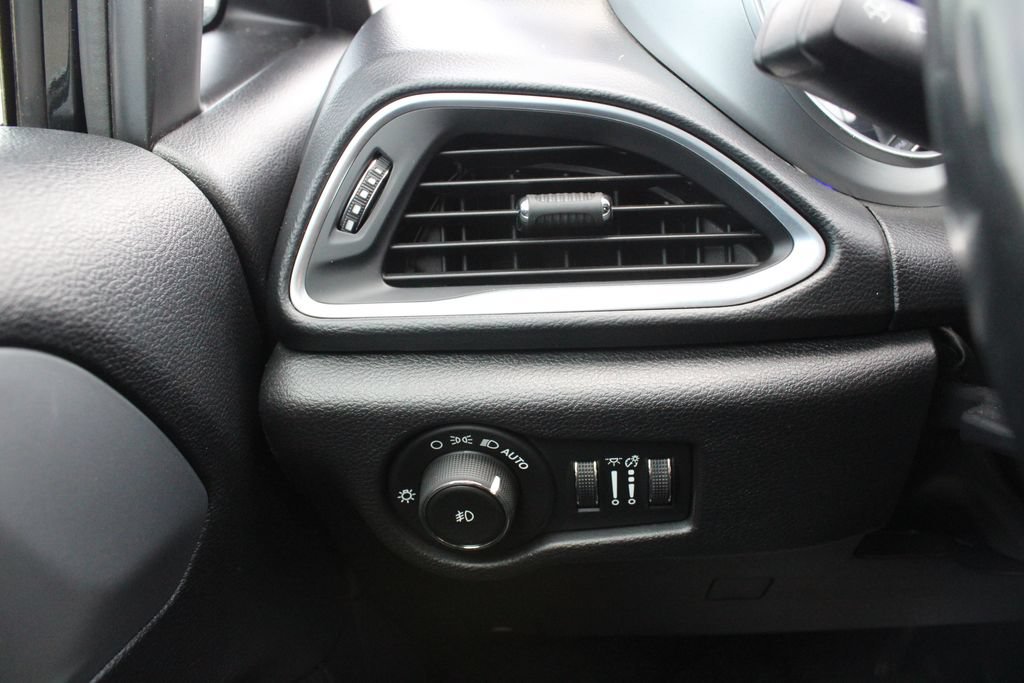 Used 2019 Chrysler Pacifica Touring-L Plus w/ S Appearance Package FWD image 8