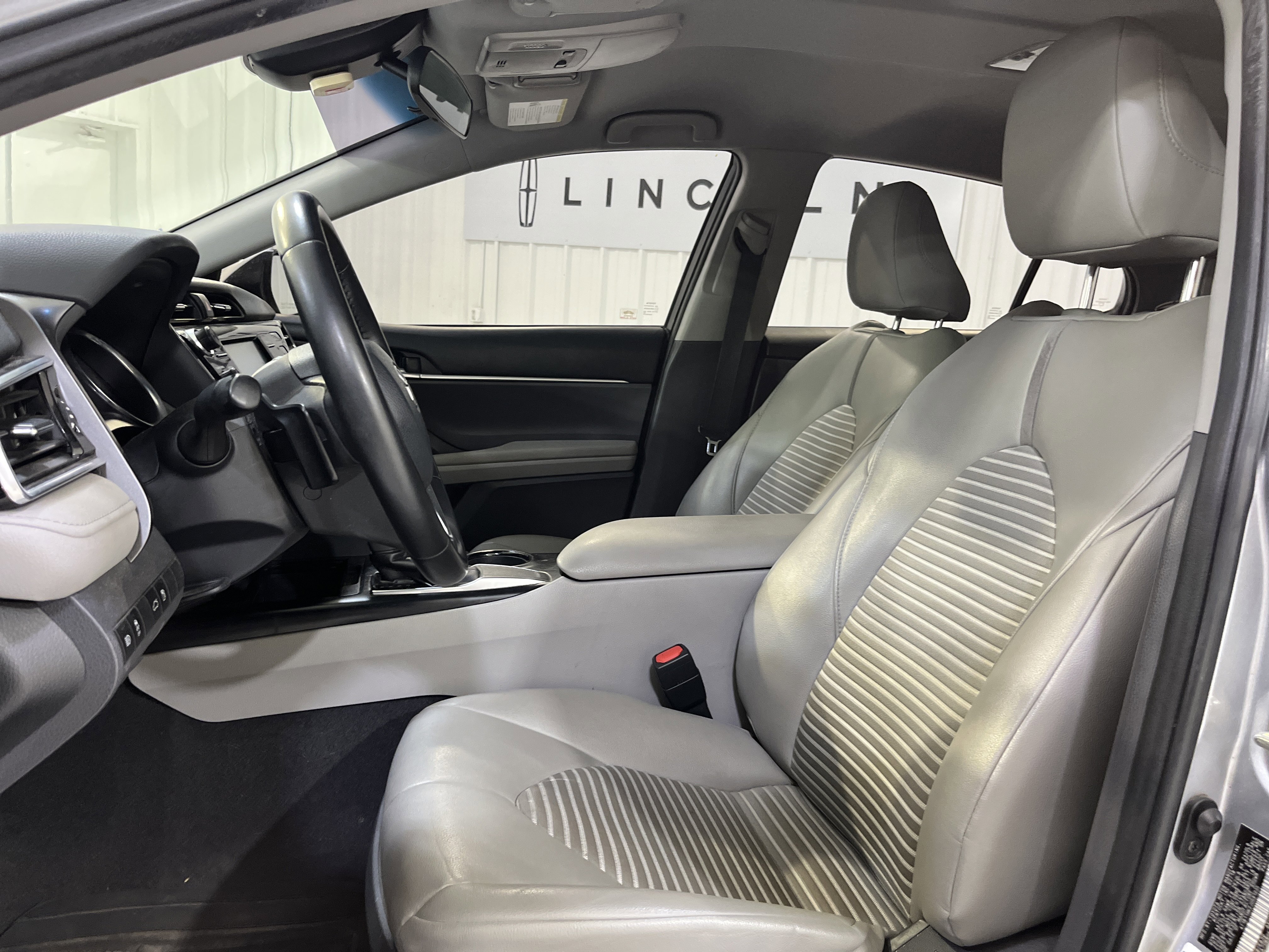 Used 2018 Toyota Camry SE image 6