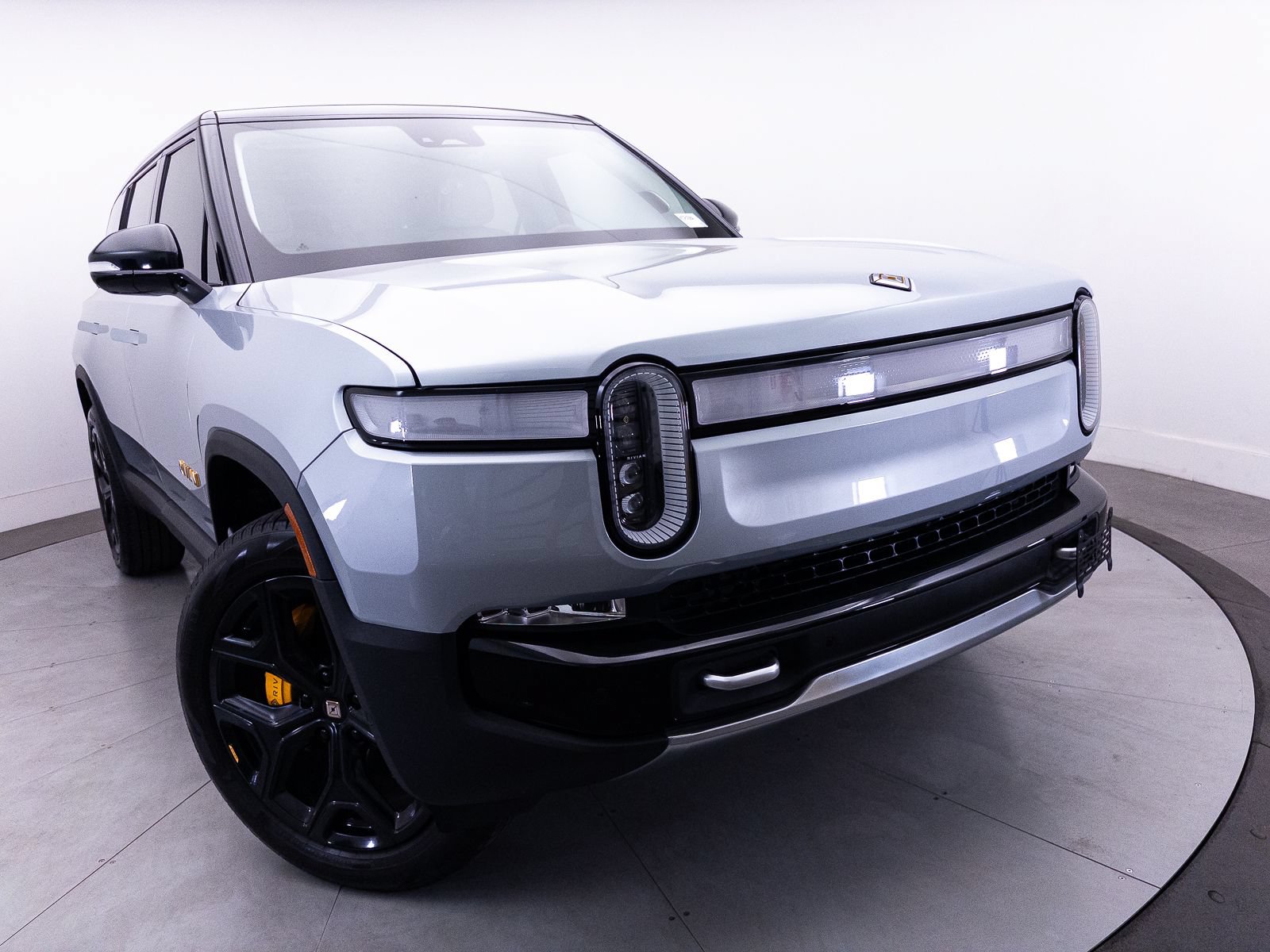 Used 2024 Rivian R1S Adventure AWD/4WD image 3