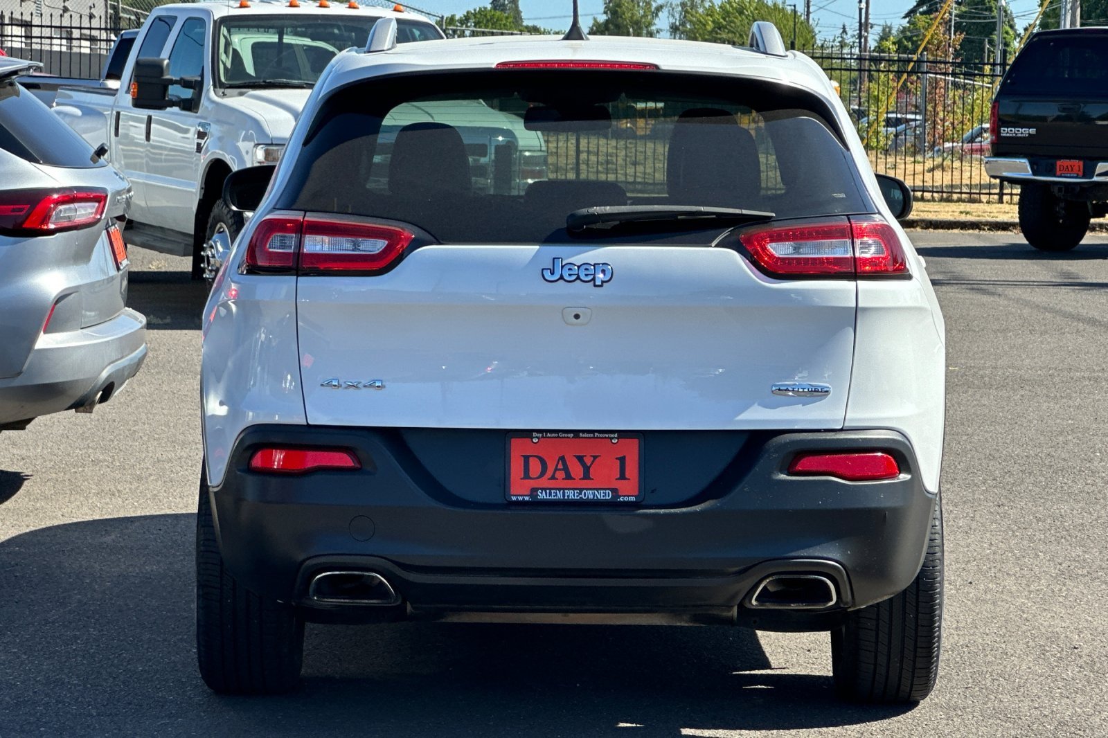 Used 2018 Jeep Cherokee Latitude Plus AWD/4WD image 6