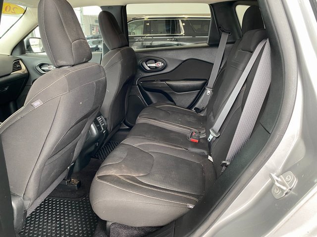 Used 2016 Jeep Cherokee Latitude w/ Cold Weather Group image 17