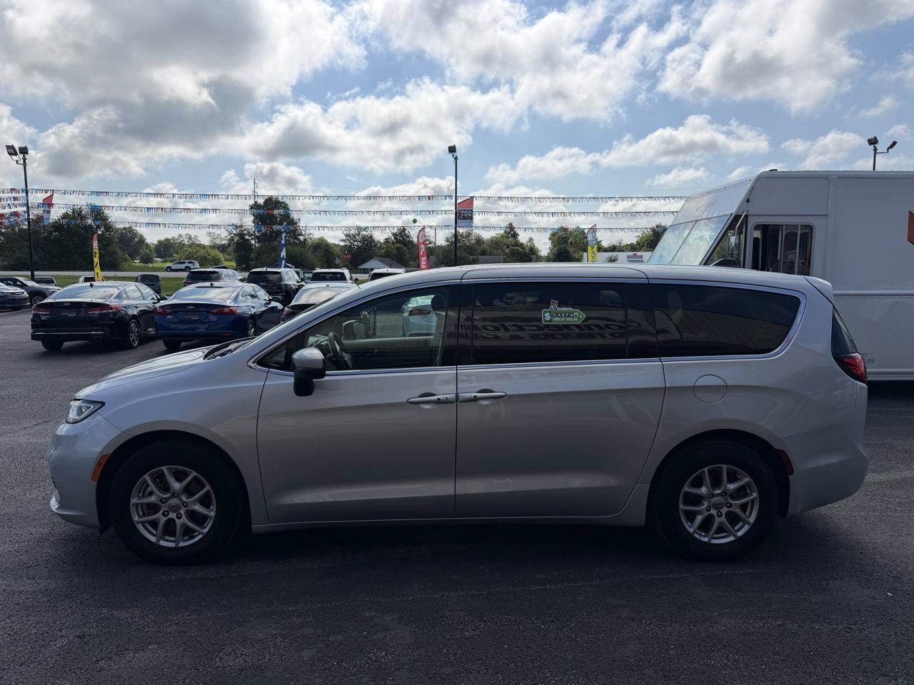 Used 2023 Chrysler Pacifica Touring-L FWD image 9