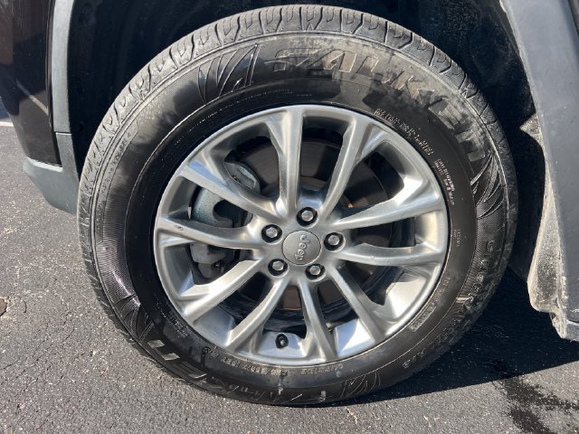Used 2021 Jeep Cherokee Latitude Plus AWD/4WD image 16