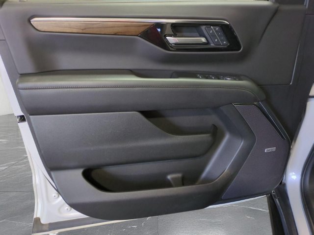 Used 2025 Chevrolet Tahoe High Country AWD/4WD image 15
