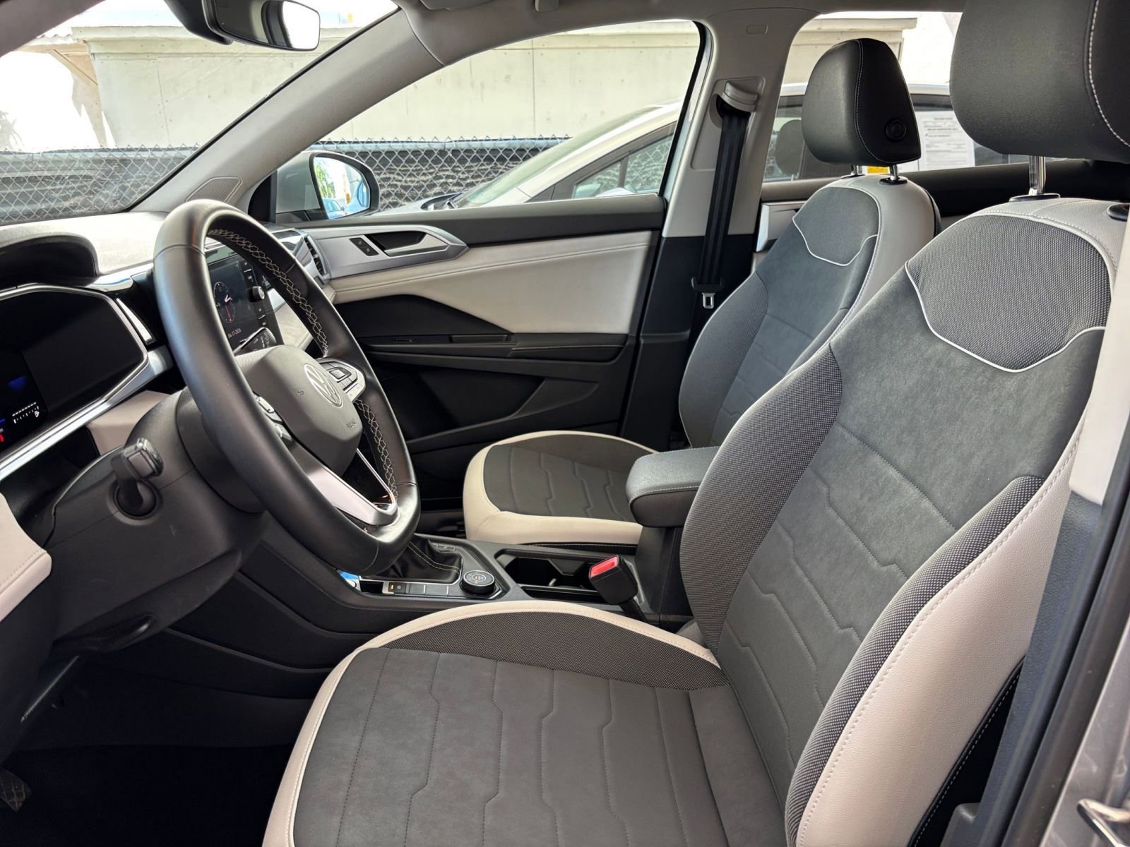 Used 2025 Volkswagen Taos SE AWD/4WD image 27