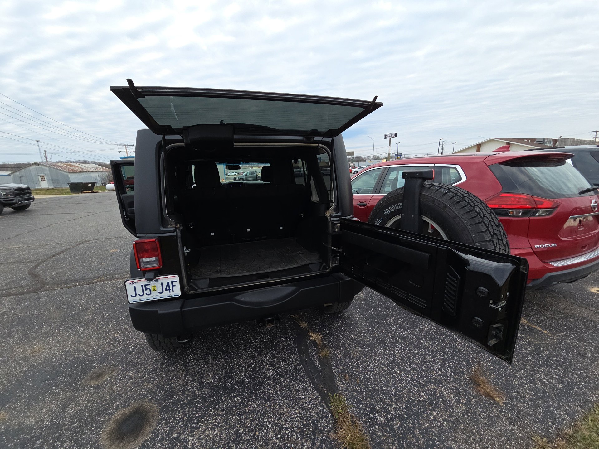 Used 2017 Jeep Wrangler Unlimited Rubicon w/ Max Tow Package image 14