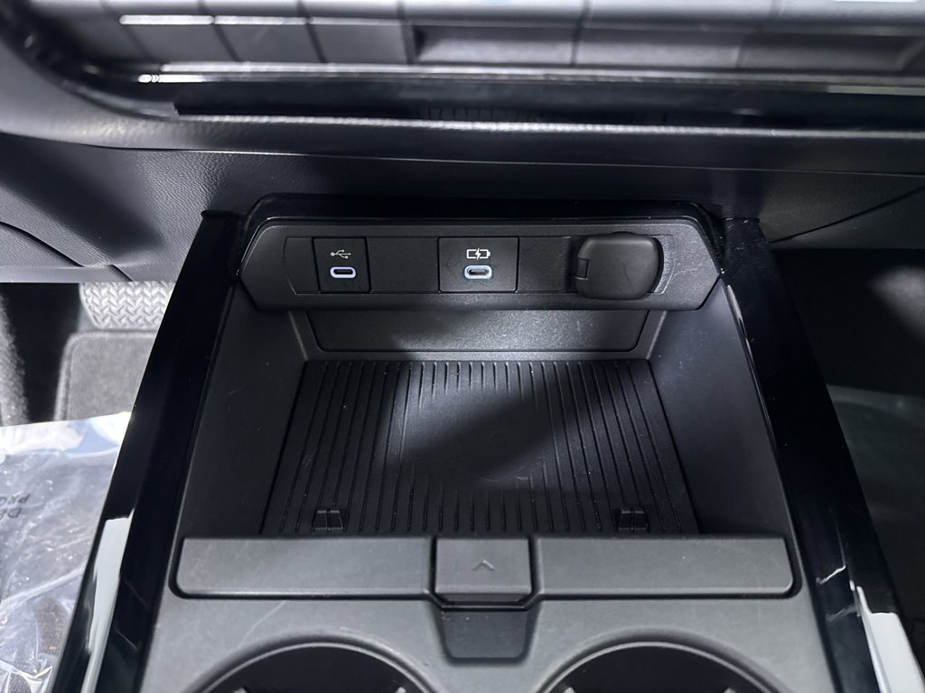 Used 2025 Toyota Prius LE image 30