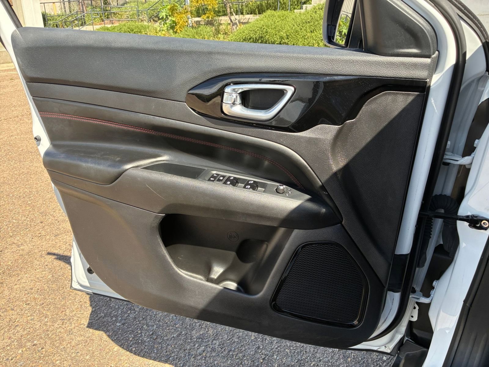 Used 2025 Jeep Compass Trailhawk image 18