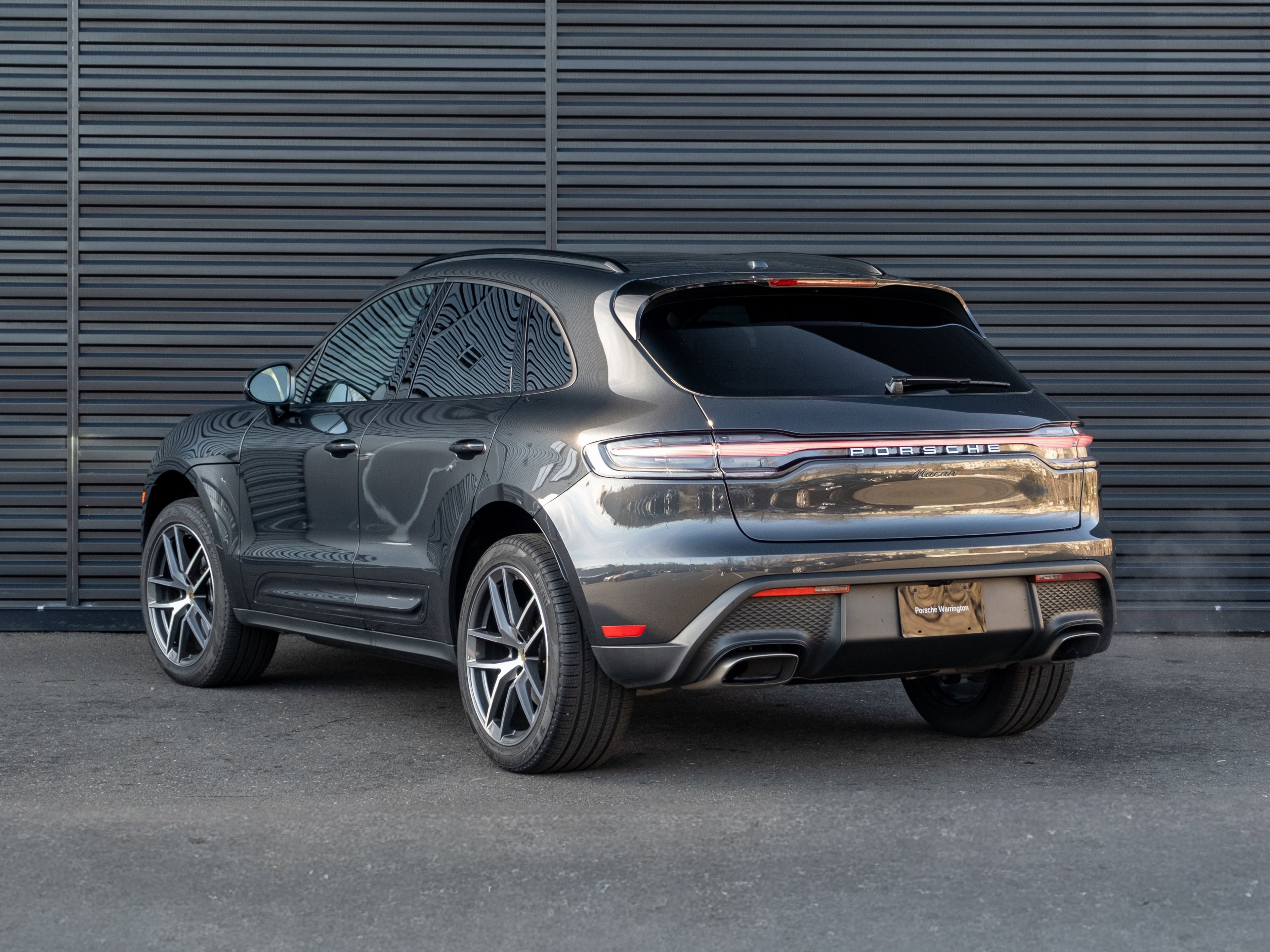 Certified 2025 Porsche Macan image 3