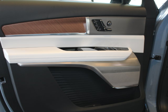 New 2027 Cadillac Vistiq Premium Luxury w/ LPO, Floor Liner Package AWD/4WD image 17