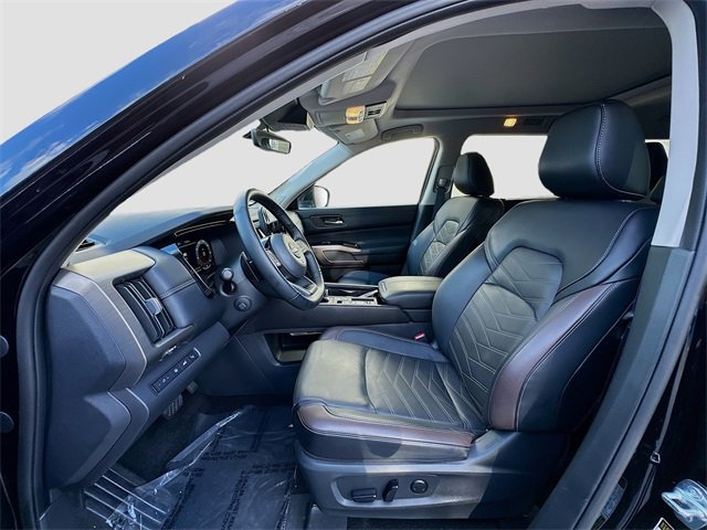 Used 2024 Nissan Pathfinder Platinum w/ Cargo Package image 17