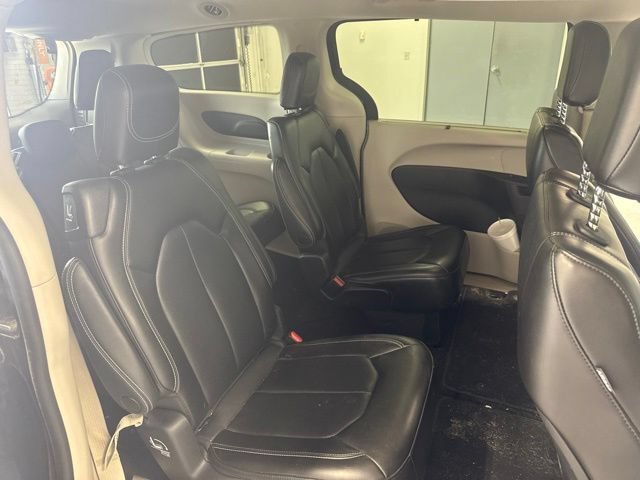 Used 2023 Chrysler Pacifica Touring-L FWD image 19