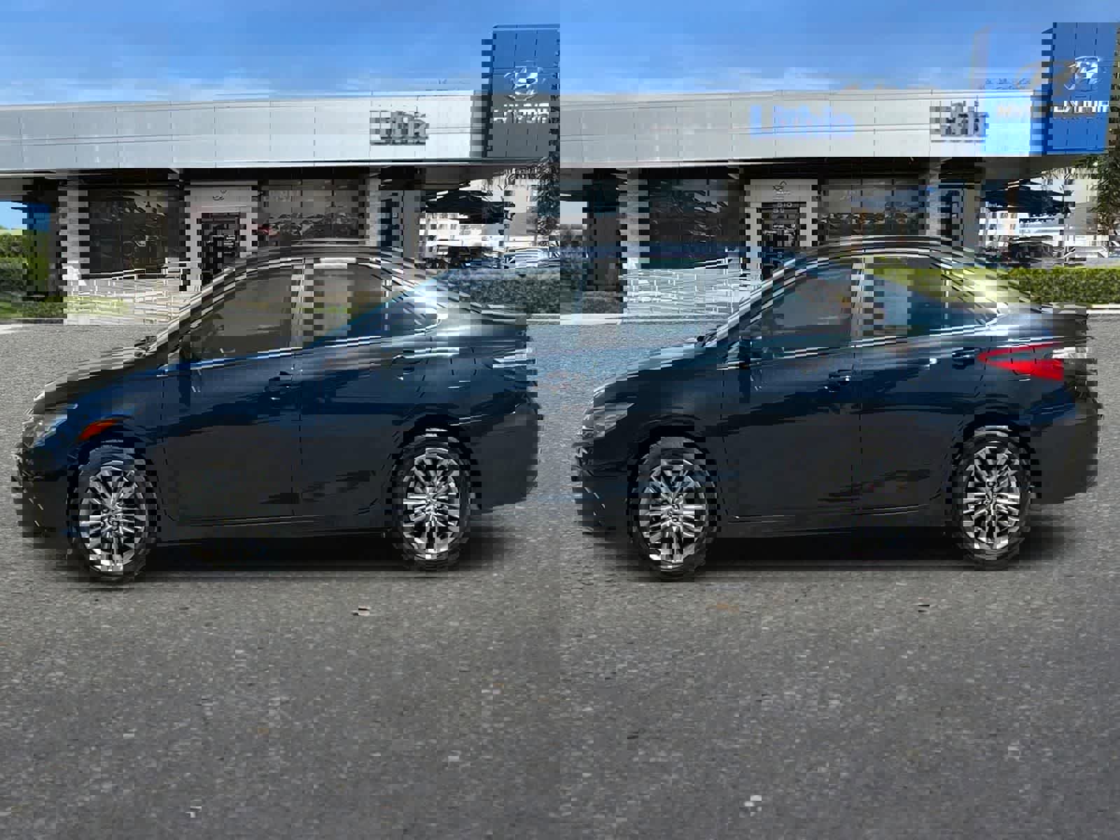 Used 2015 Toyota Camry SE w/ Moonroof Package image 6