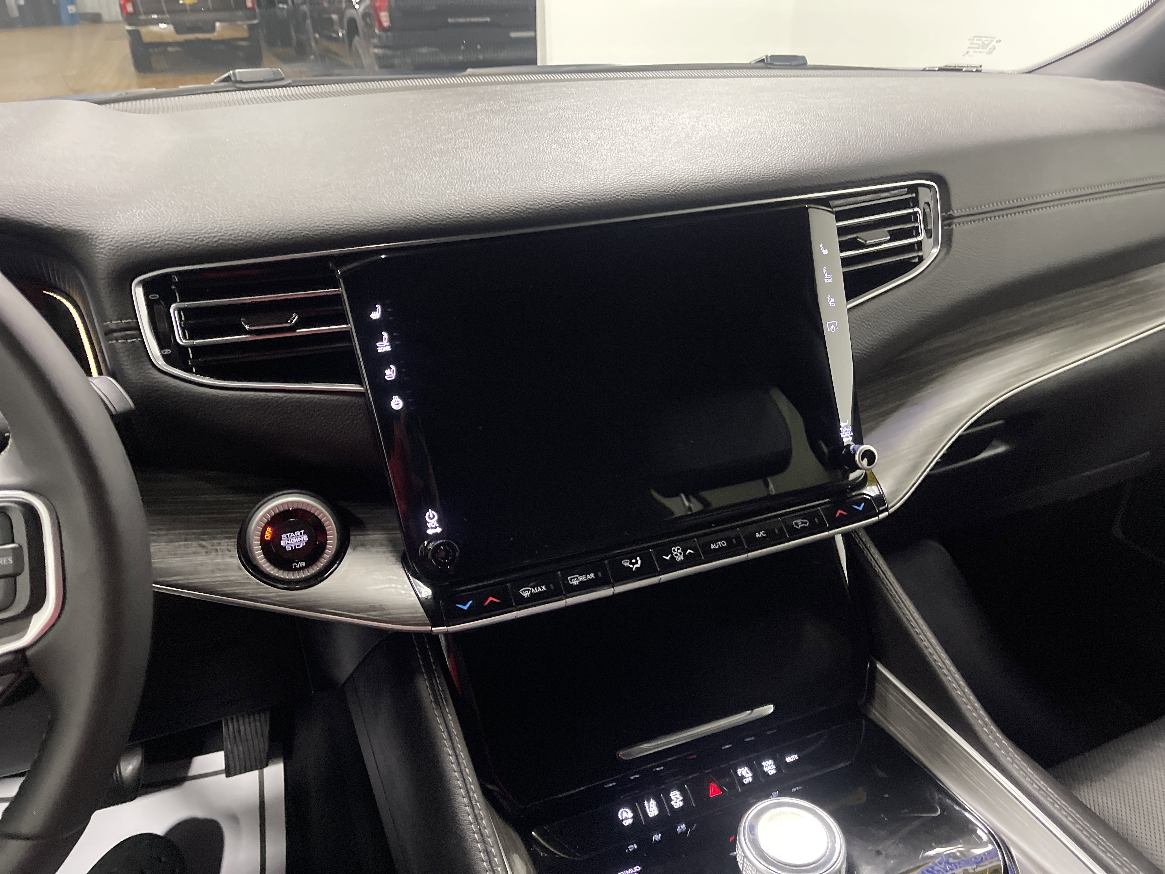 Used 2024 Jeep Wagoneer L Series II w/ Flexible Seating Group image 29