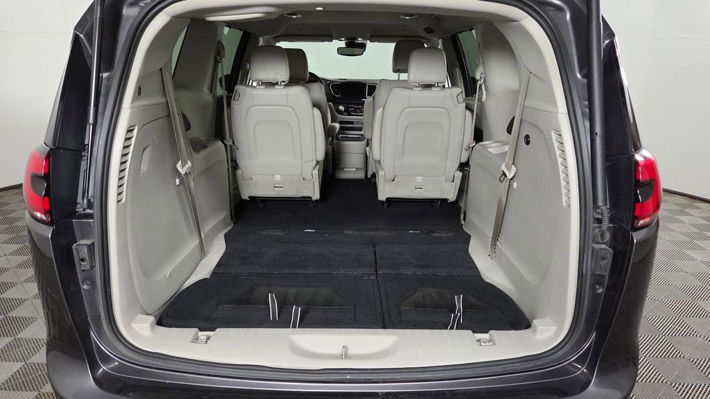 Used 2021 Chrysler Pacifica Touring-L FWD image 11