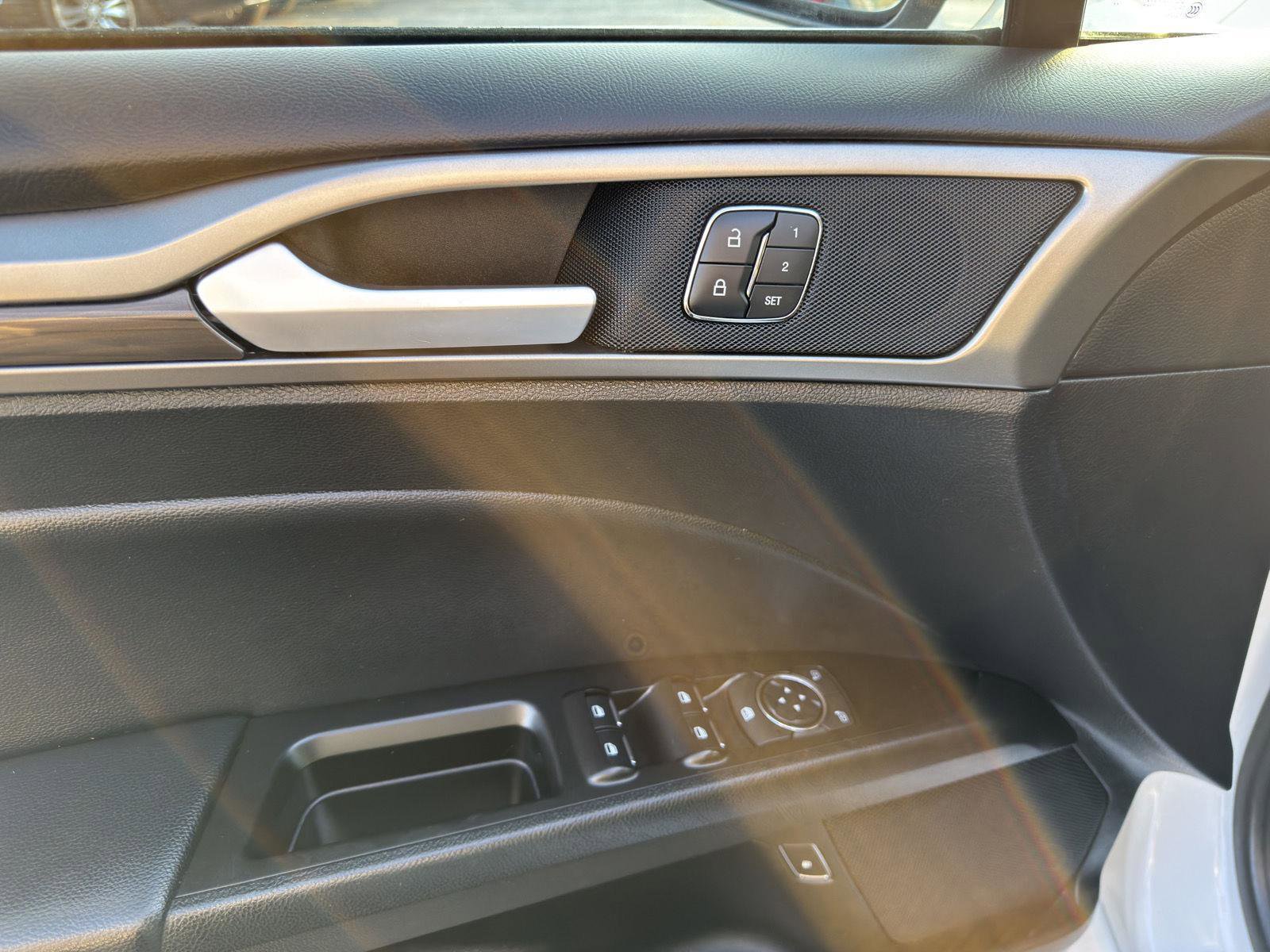 Used 2018 Ford Fusion SE w/ Equipment Group 602A FWD image 15
