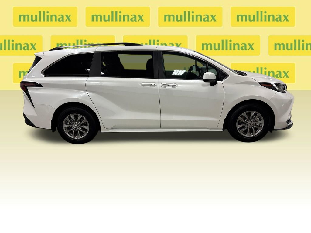 Used 2024 Toyota Sienna XLE FWD image 23