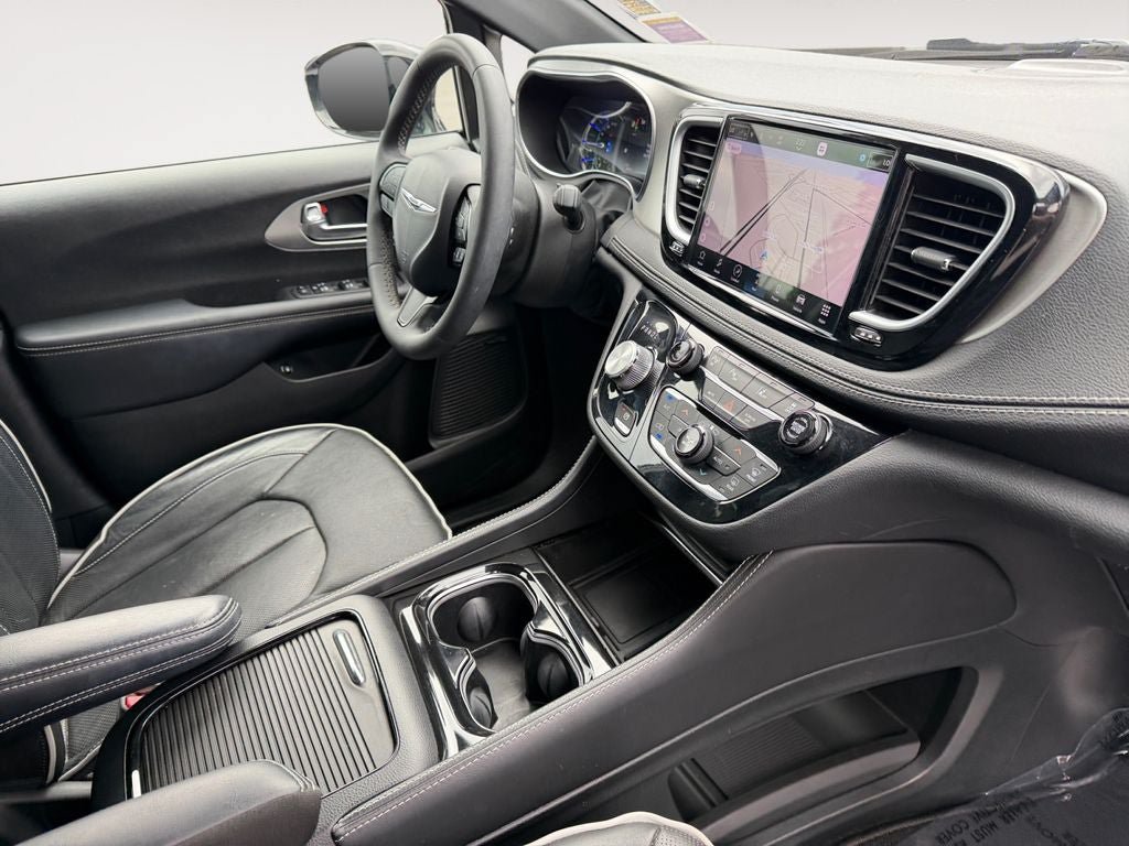Used 2023 Chrysler Pacifica Limited w/ Uconnect Theater Family Group FWD image 26