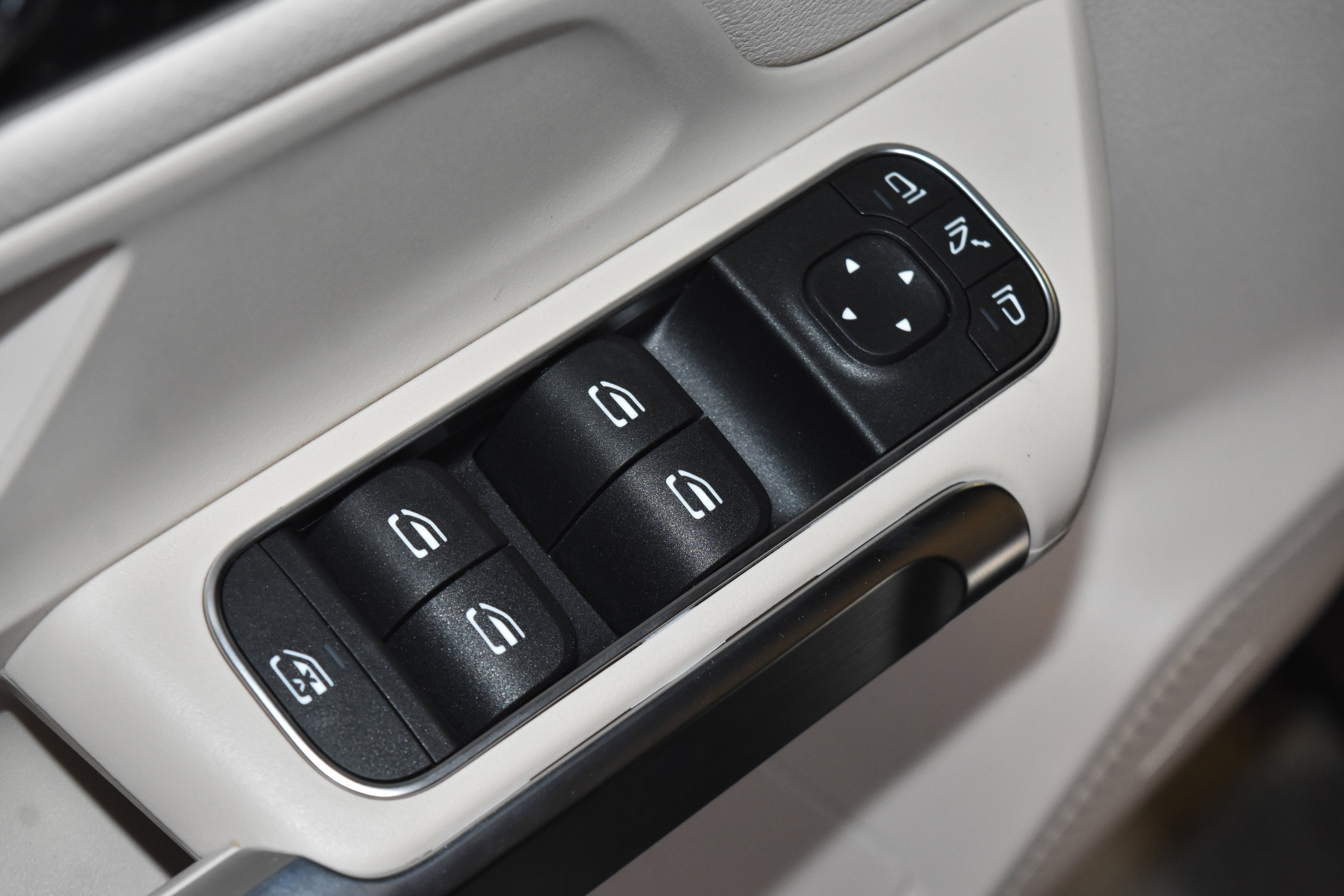 New 2026 Mercedes-Benz GLB 250 4MATIC image 5