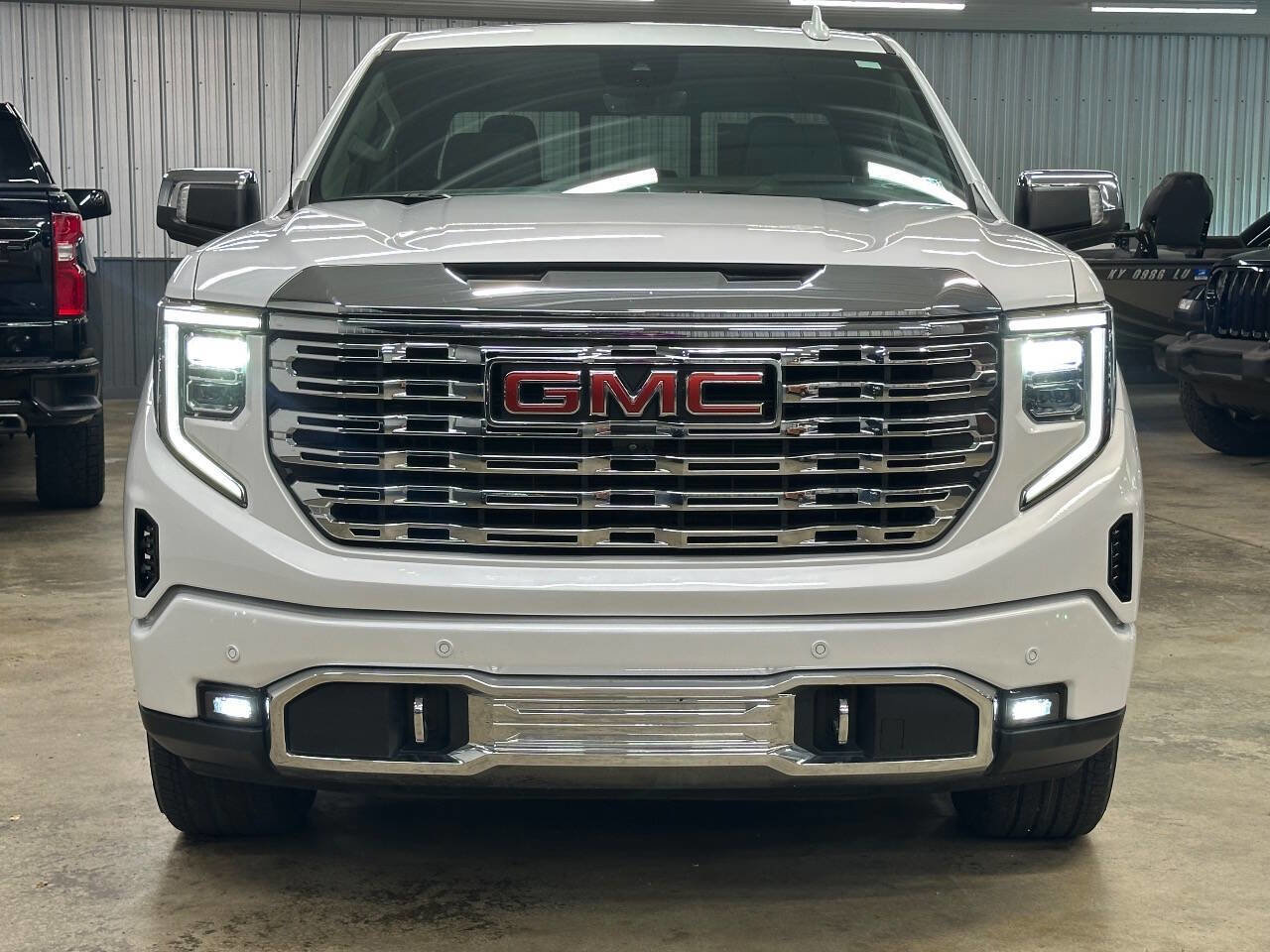 Used 2023 GMC Sierra 1500 Denali w/ Technology Package AWD/4WD image 2