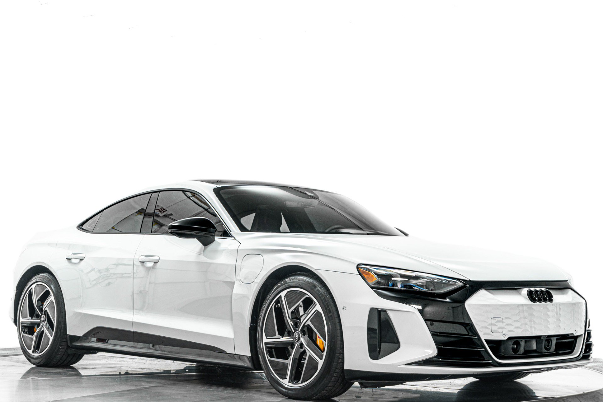 Used 2023 Audi RS e-tron GT w/ Carbon Performance Package AWD/4WD image 33