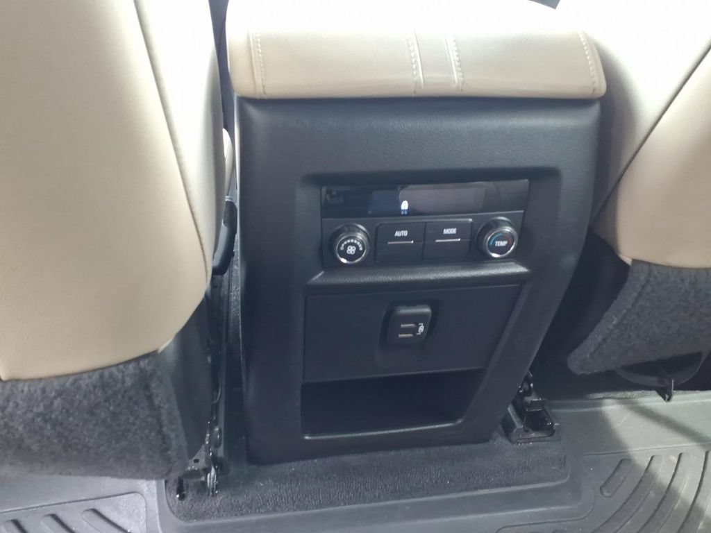 Used 2022 Chevrolet Traverse LT AWD/4WD image 8