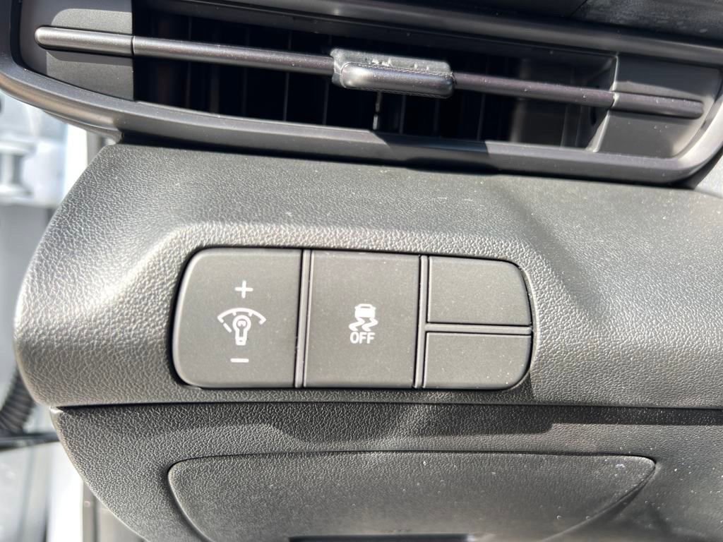 Used 2025 Hyundai Elantra SEL image 15