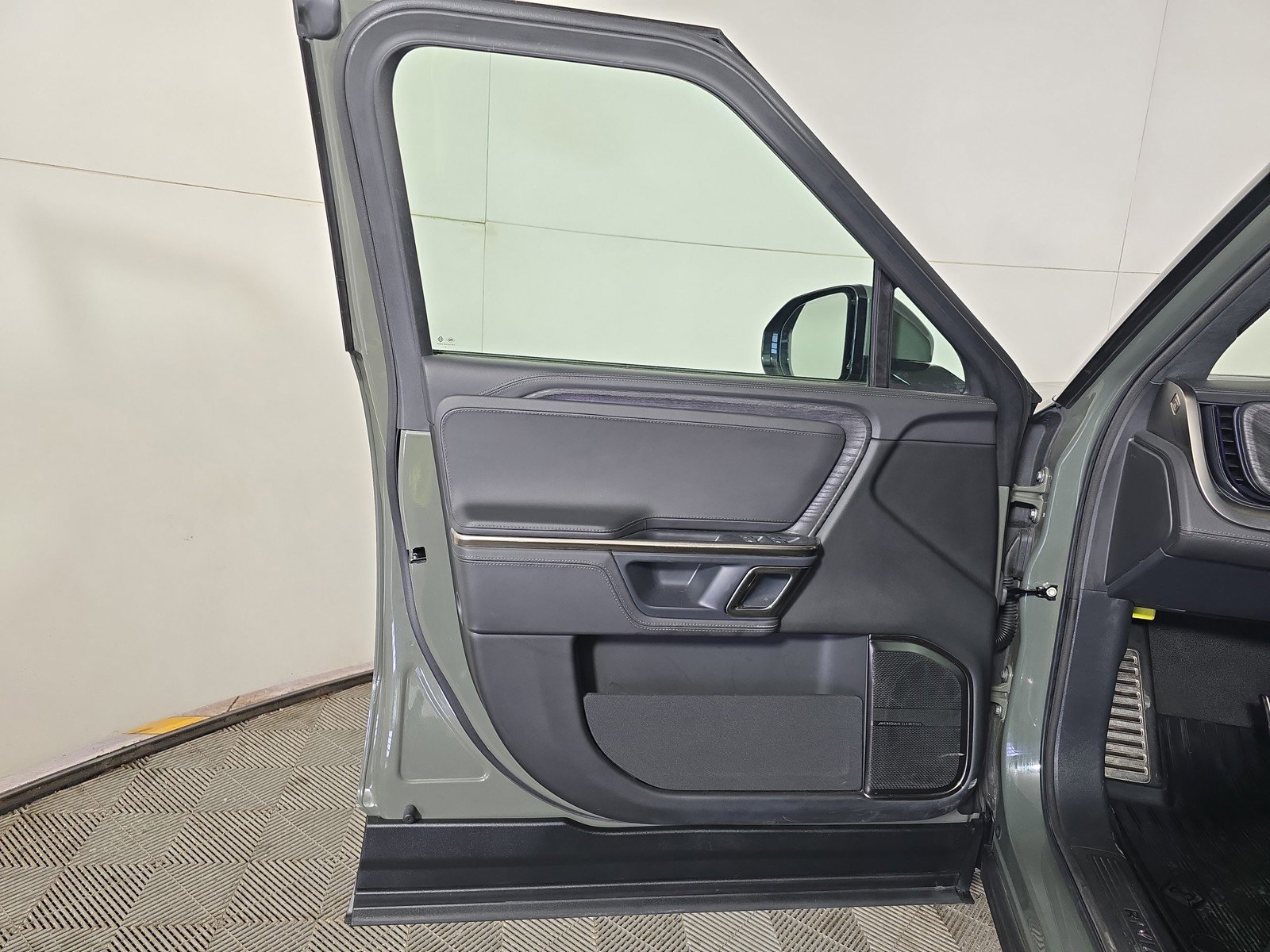 Used 2022 Rivian R1S Launch Edition image 16