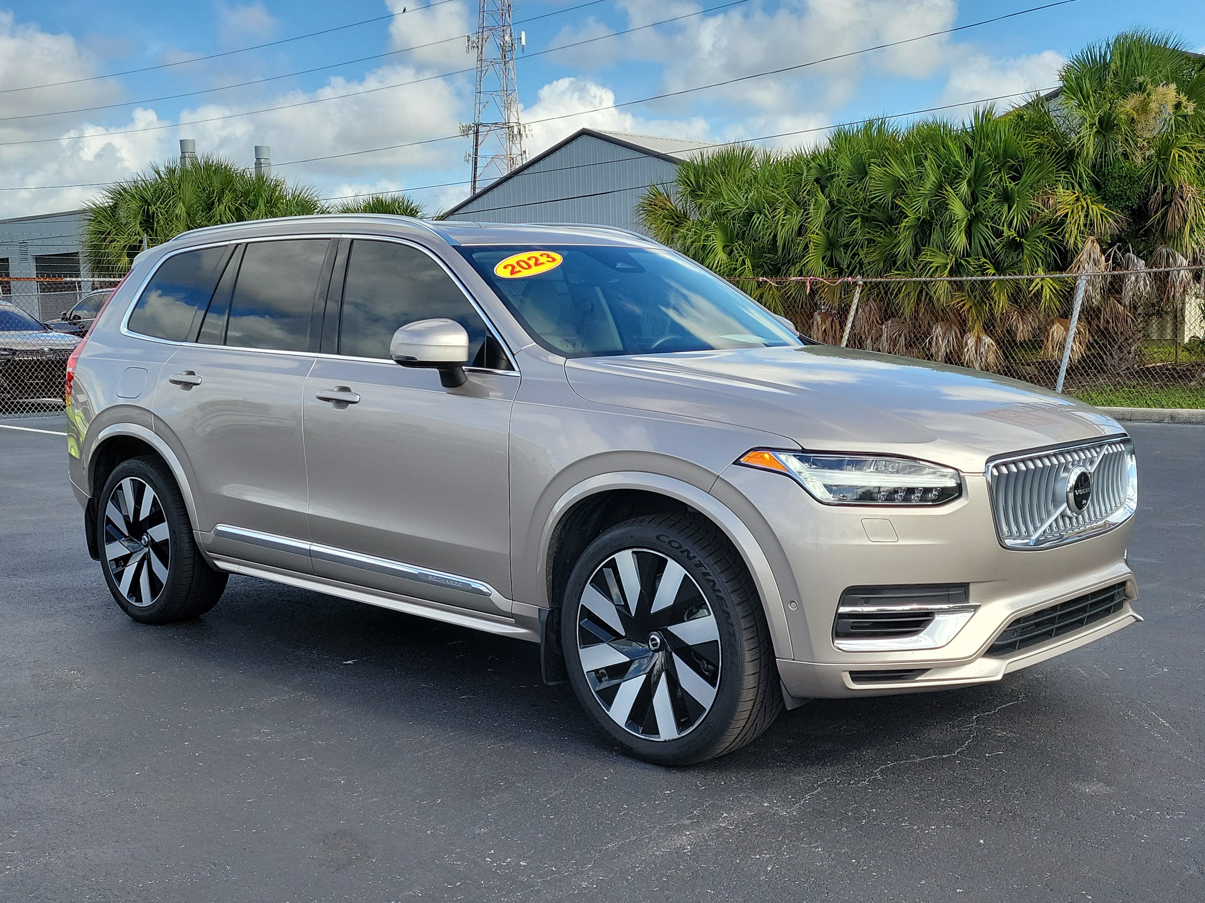 Used 2023 Volvo XC90 T8 Ultimate w/ Lounge Package AWD/4WD image 2