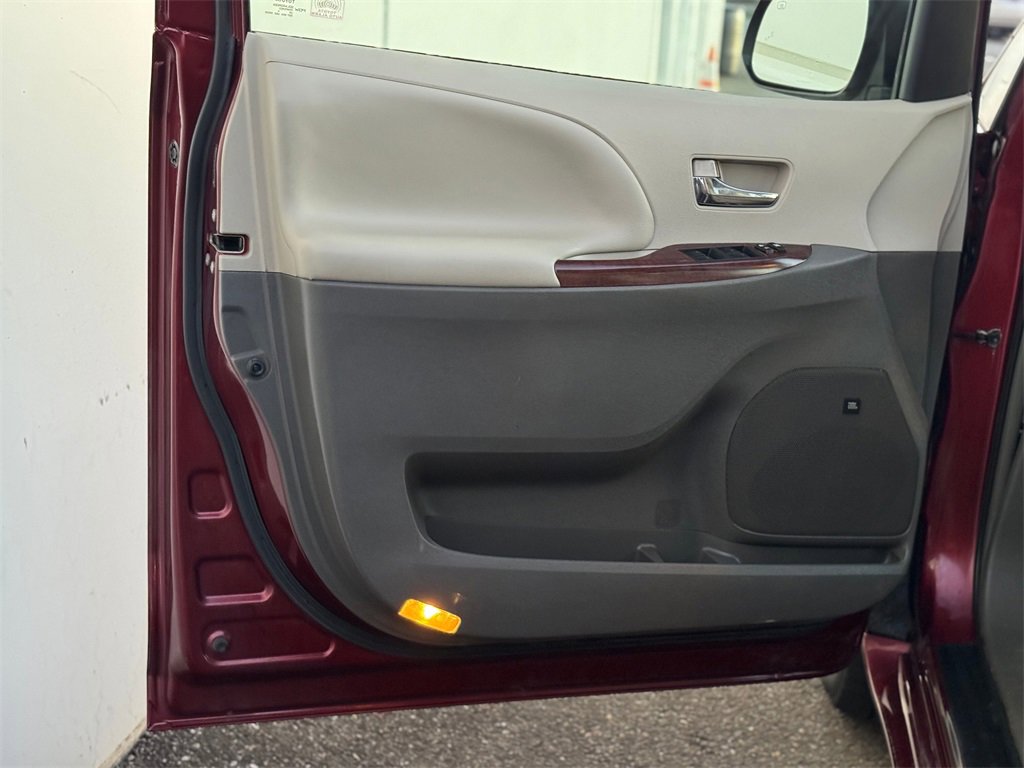 Used 2014 Toyota Sienna XLE image 10
