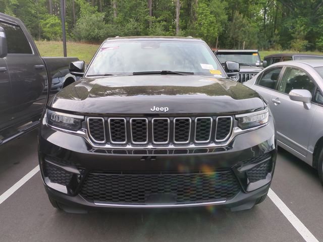 Used 2023 Jeep Grand Cherokee Laredo w/ Luxury Tech Group I AWD/4WD image 3