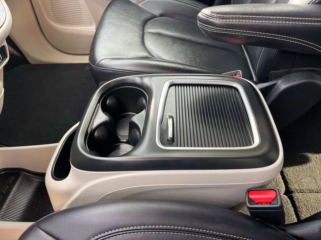 Used 2024 Chrysler Pacifica Touring-L image 14