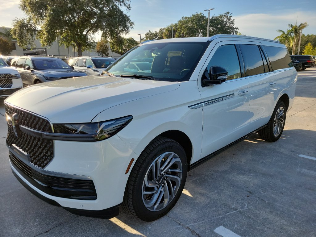 New 2027 Lincoln Navigator L Reserve AWD/4WD image 2