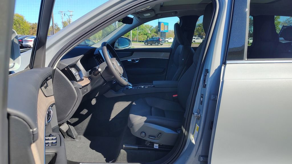 New 2026 Volvo XC90 B6 Plus w/ Protection Package Premier image 7