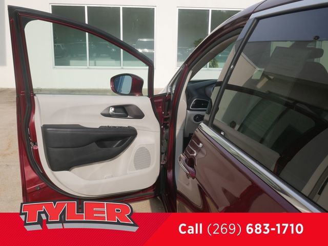 Used 2020 Chrysler Pacifica Touring w/ Cold Weather Group FWD image 19