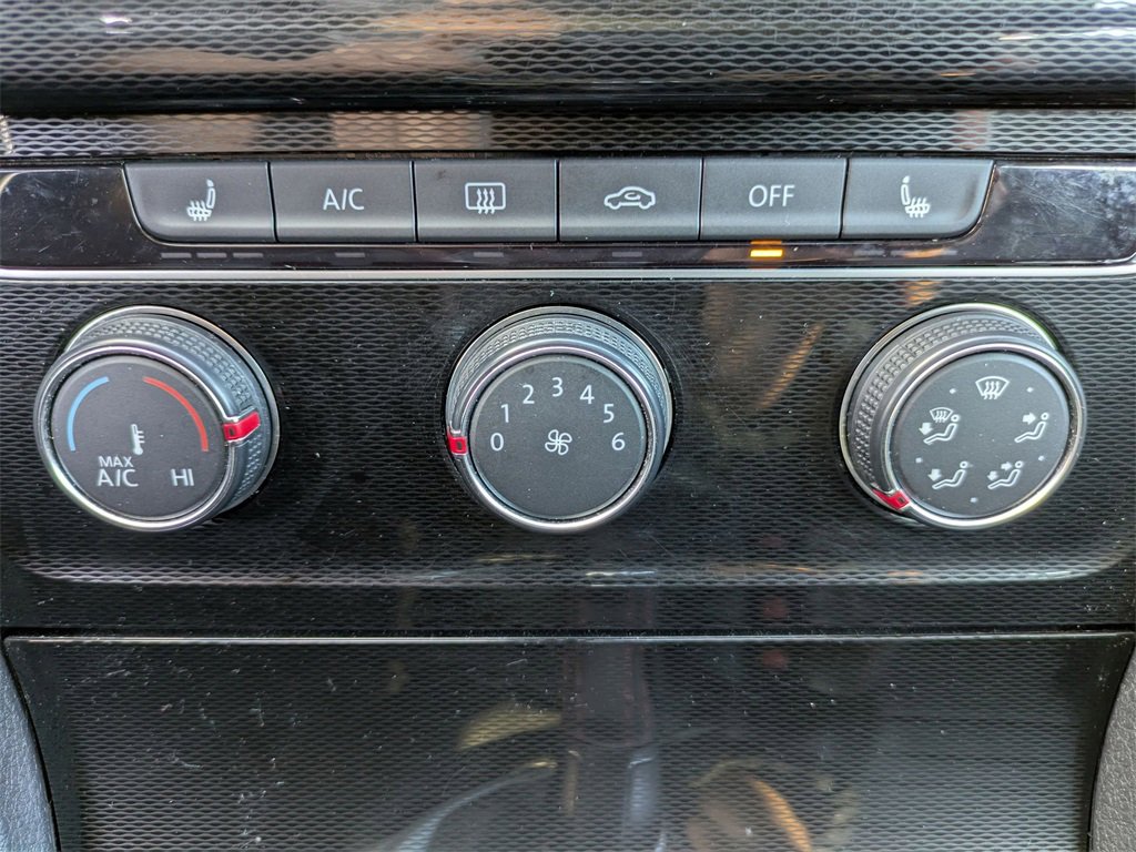 Used 2017 Volkswagen GTI SE image 25