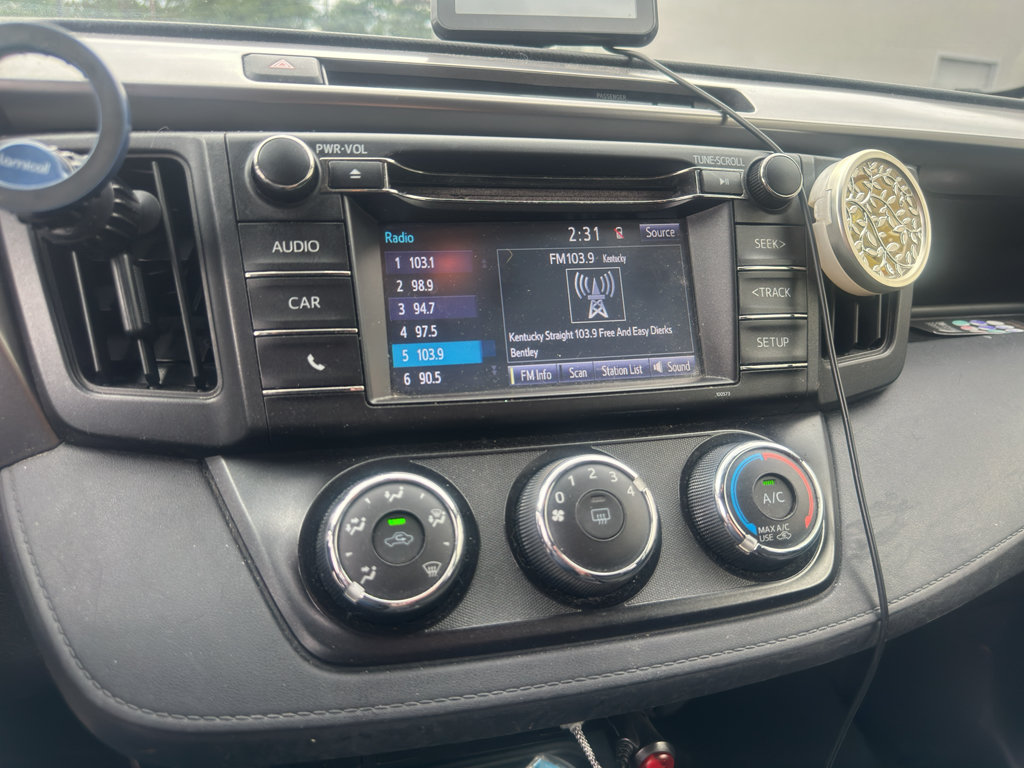 Used 2016 Toyota RAV4 LE FWD image 11