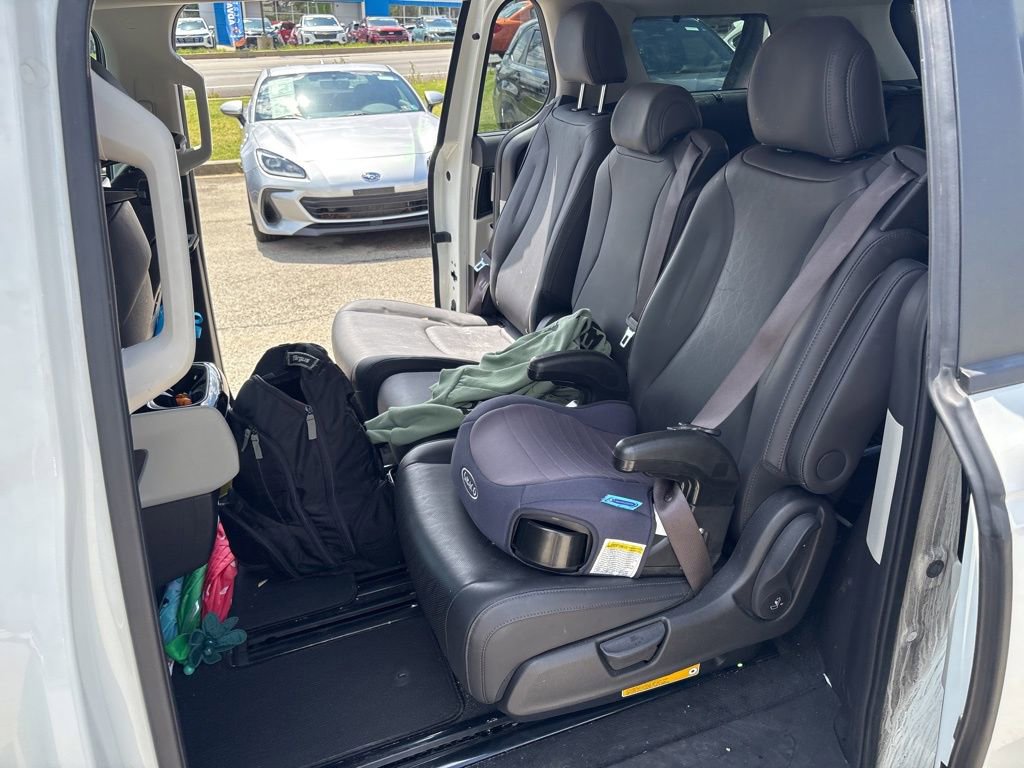 Used 2023 Kia Carnival EX FWD image 30