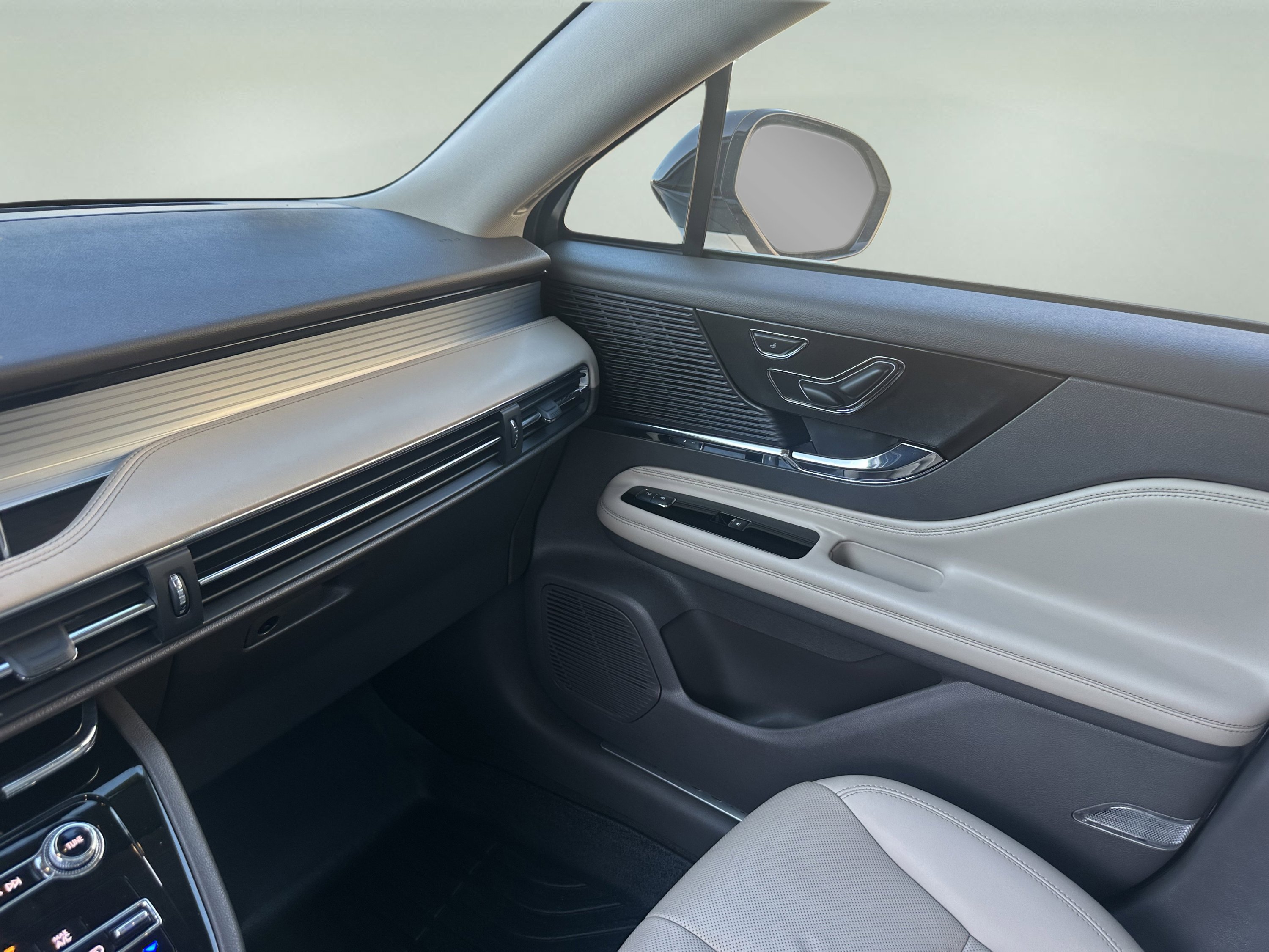 Used 2022 Lincoln Corsair AWD w/ Premium Package image 15