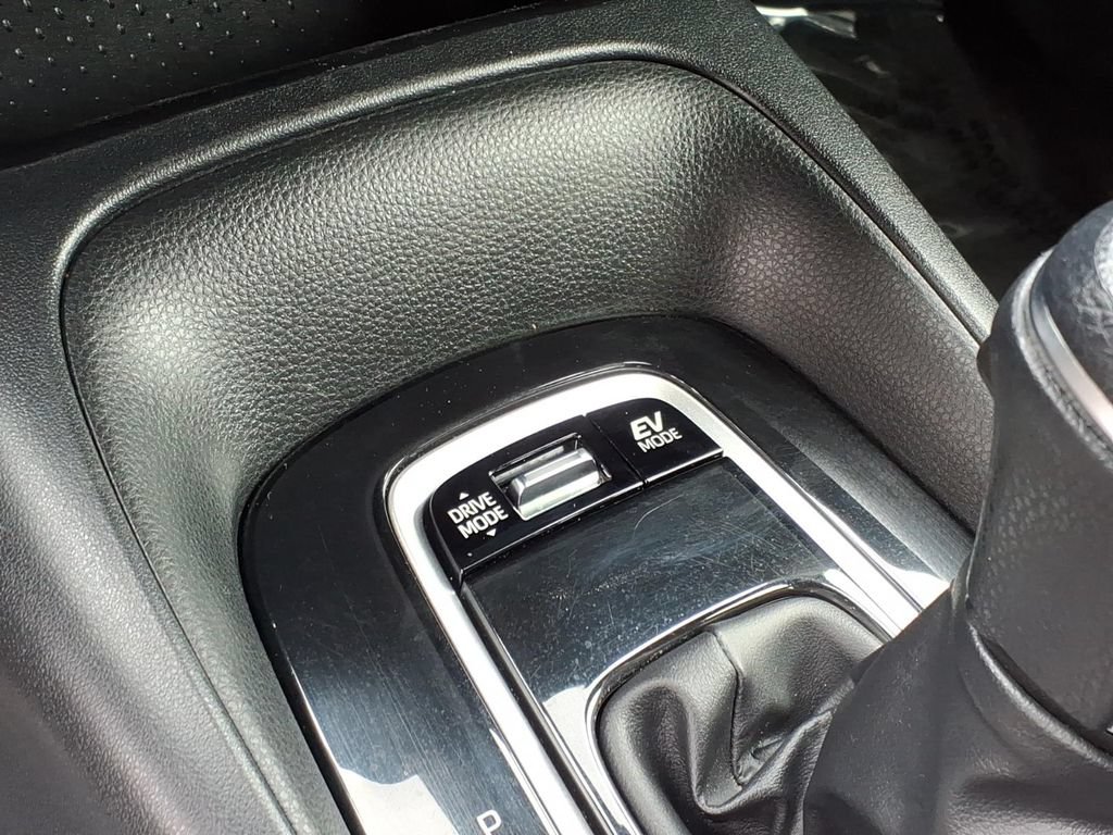Used 2025 Toyota Corolla SE w/ Convenience Package FWD image 18