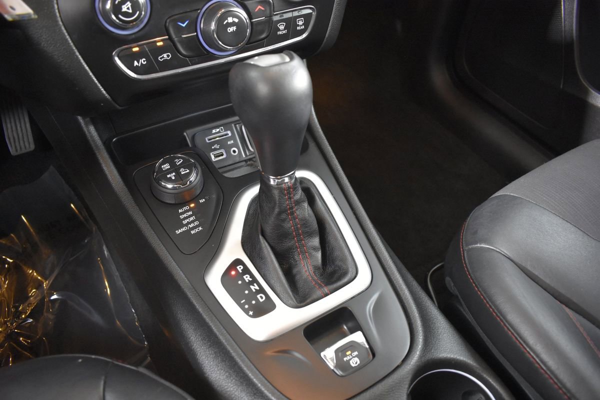 Used 2015 Jeep Cherokee Trailhawk w/ Cold Weather Group image 22