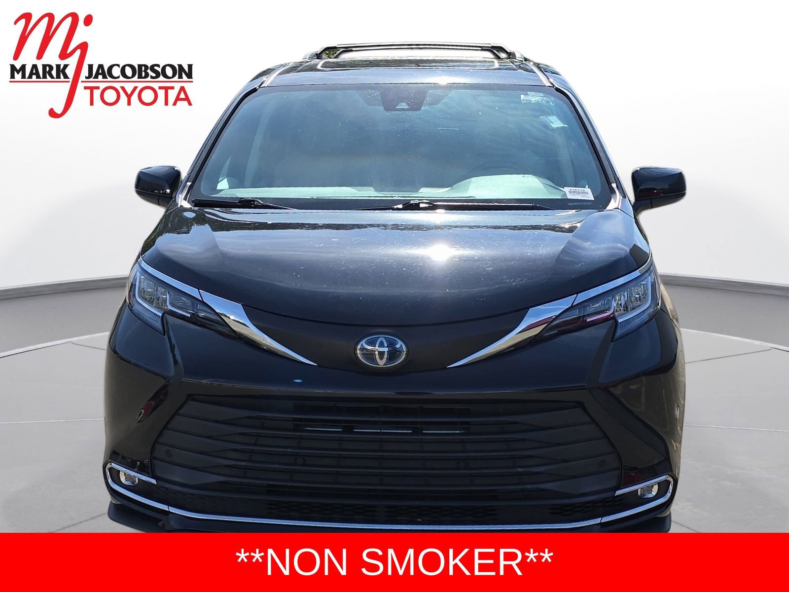 Used 2021 Toyota Sienna XLE image 2