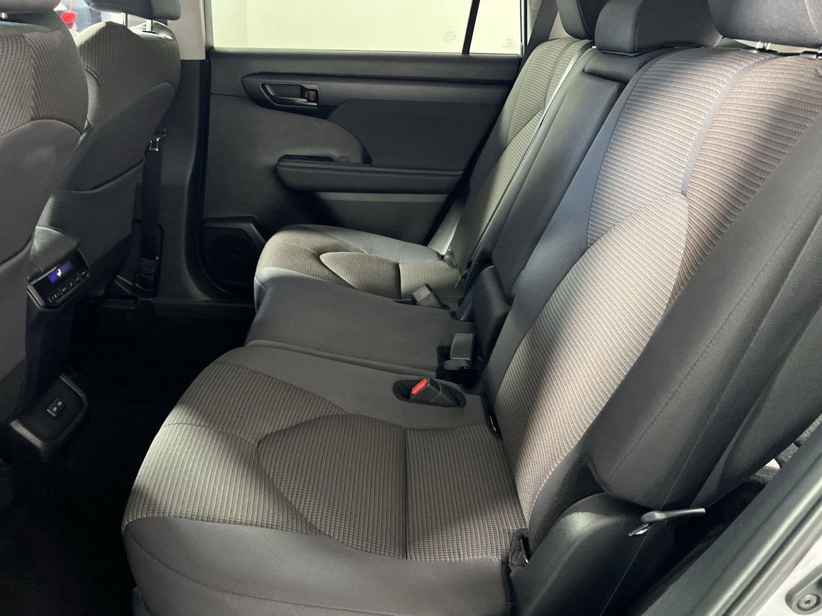 Used 2025 Toyota Highlander LE FWD image 26