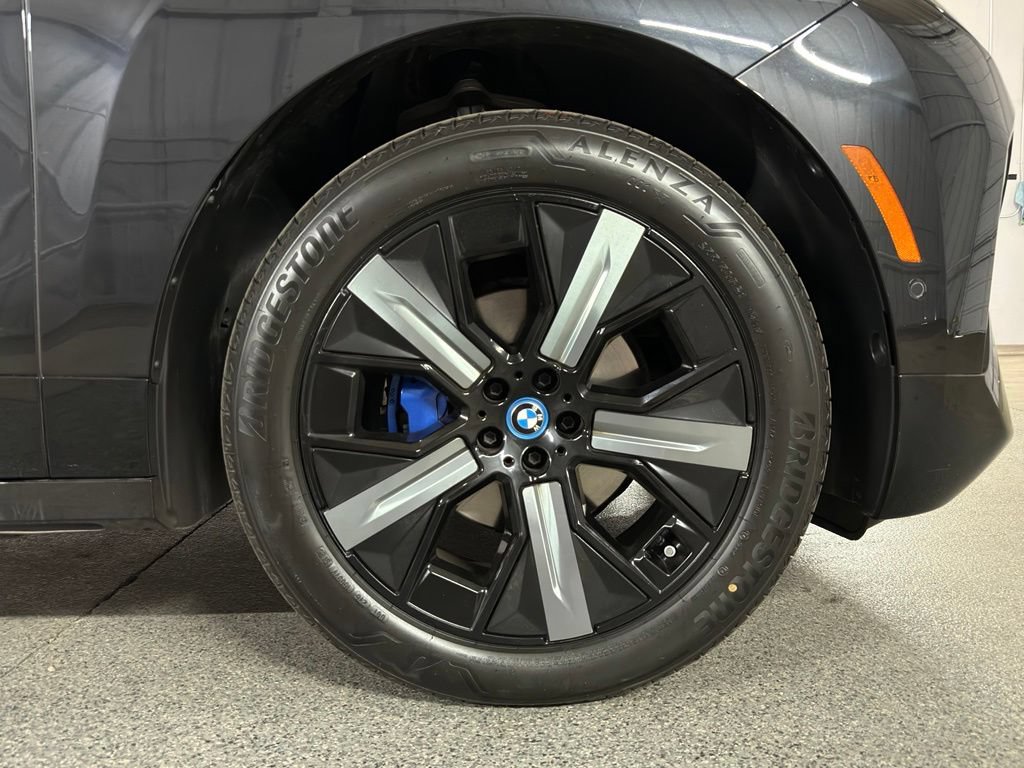 Used 2023 BMW iX xDrive50 w/ Sport Package AWD/4WD image 6