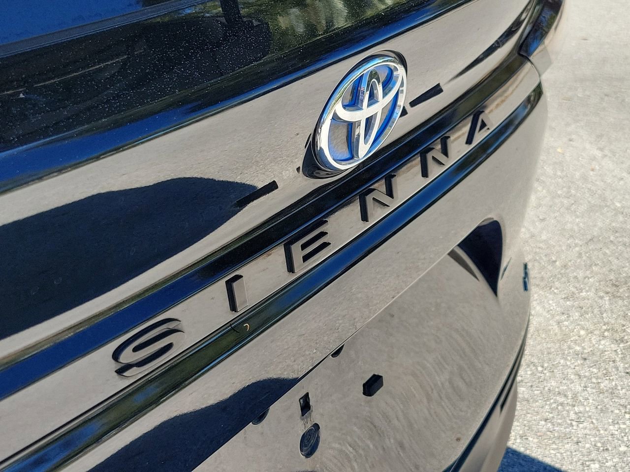 Used 2025 Toyota Sienna LE image 6