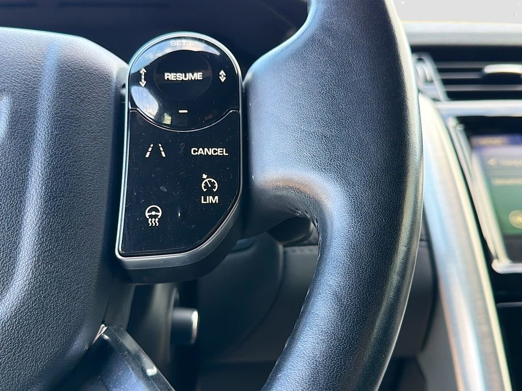 Used 2020 Land Rover Discovery HSE image 40