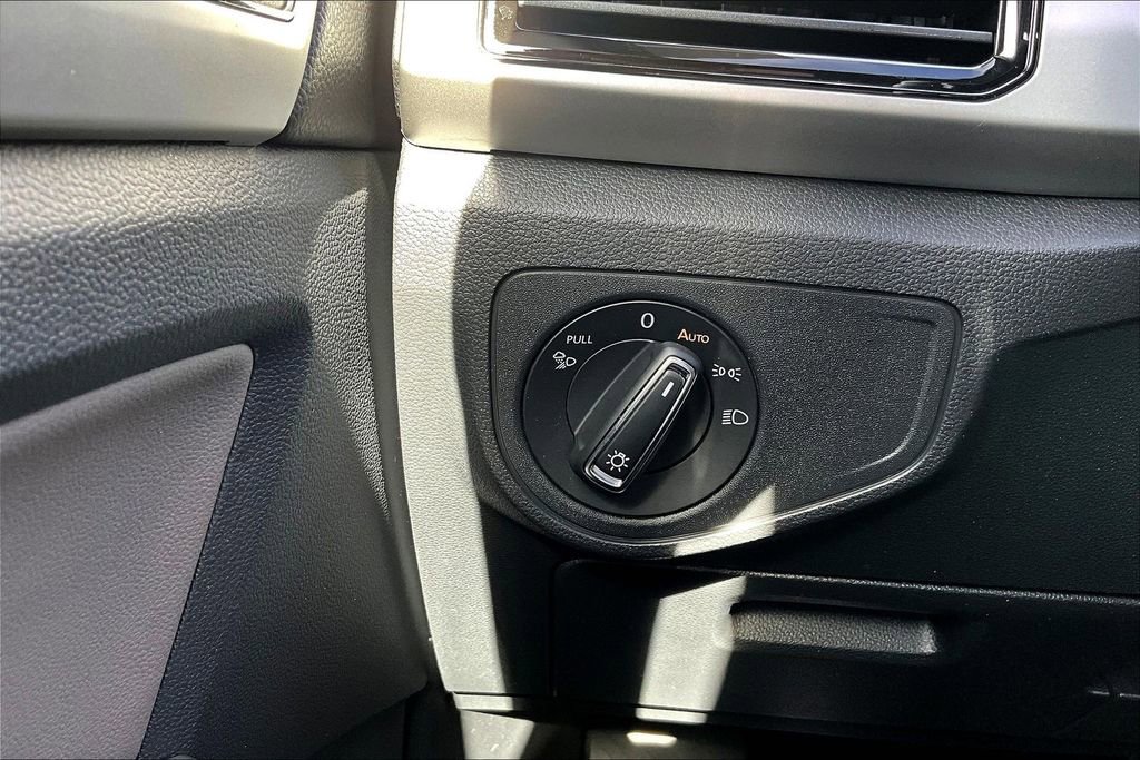 Used 2022 Volkswagen Atlas Cross Sport SE w/ Panoramic Sunroof Package image 17