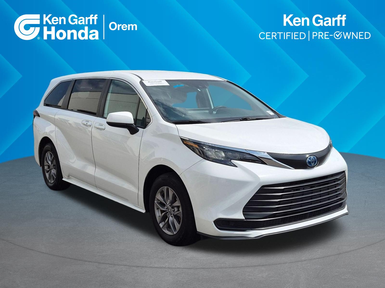 Used 2025 Toyota Sienna LE FWD image 1