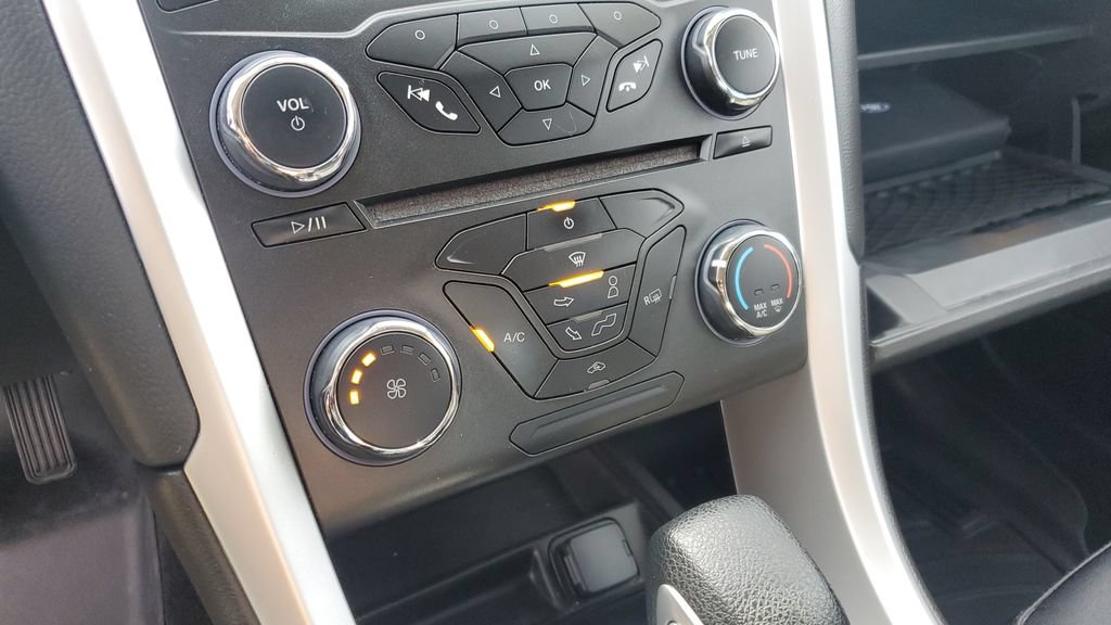 Used 2015 Ford Fusion SE FWD image 16